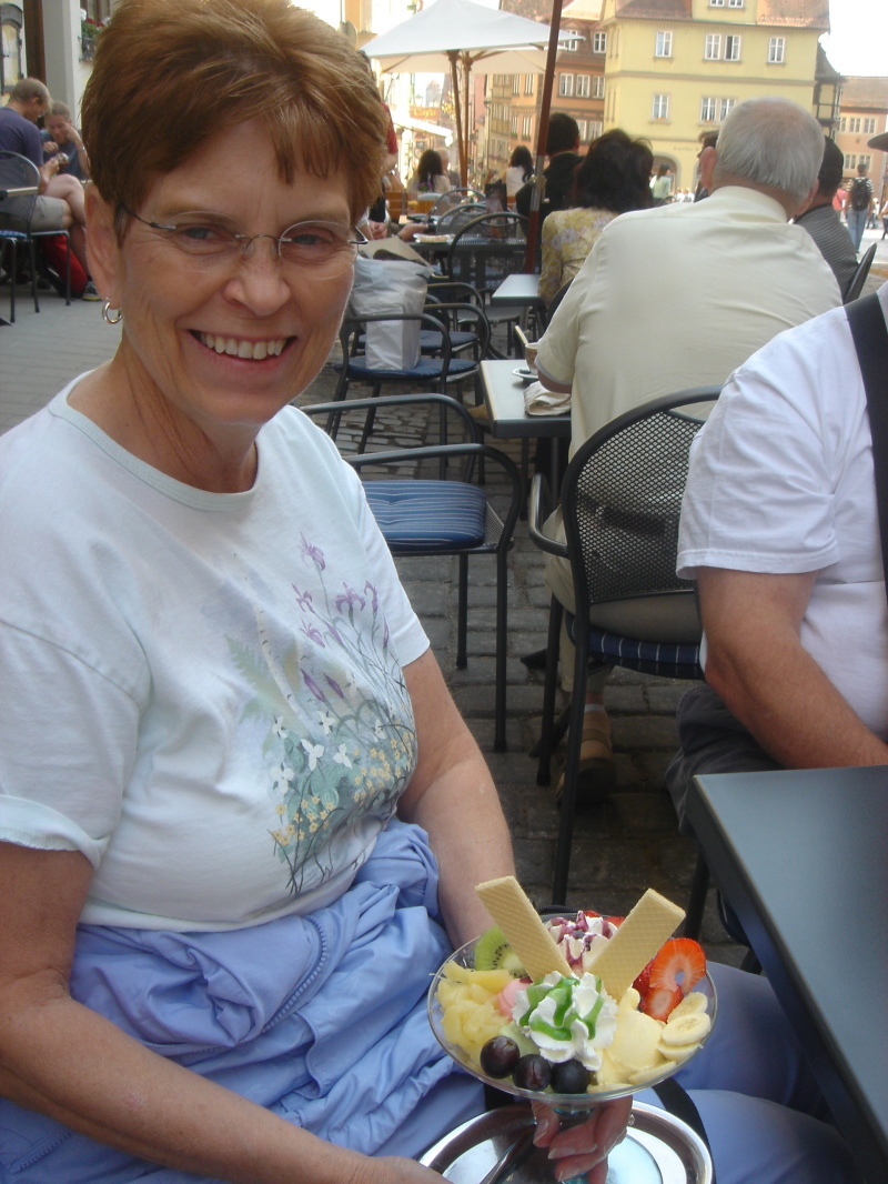 2007/04(April-May-Germany-Italy-Scotland)/08(Rothenburg)/800x600_2007-04-29-06-IceCream.JPG