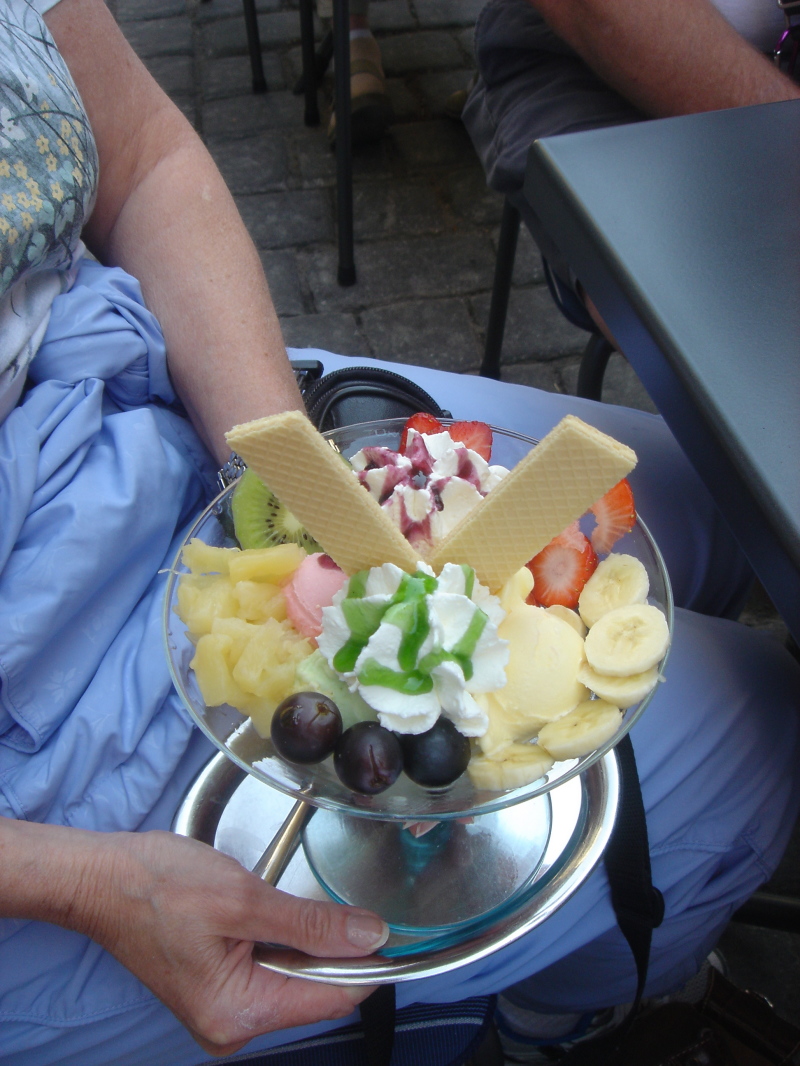 2007/04(April-May-Germany-Italy-Scotland)/08(Rothenburg)/800x600_2007-04-29-08-IceCream.JPG