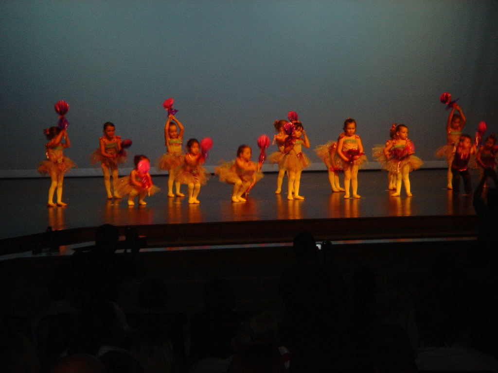 2007/05(May)/01(Kylas-Dance-Recital)/1024x768_2007-05-20-03-Kyla-Recital.JPG