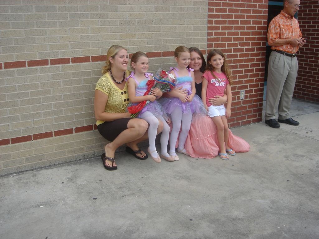 2007/05(May)/01(Kylas-Dance-Recital)/1024x768_2007-05-20-09-Kyla-Recital.JPG