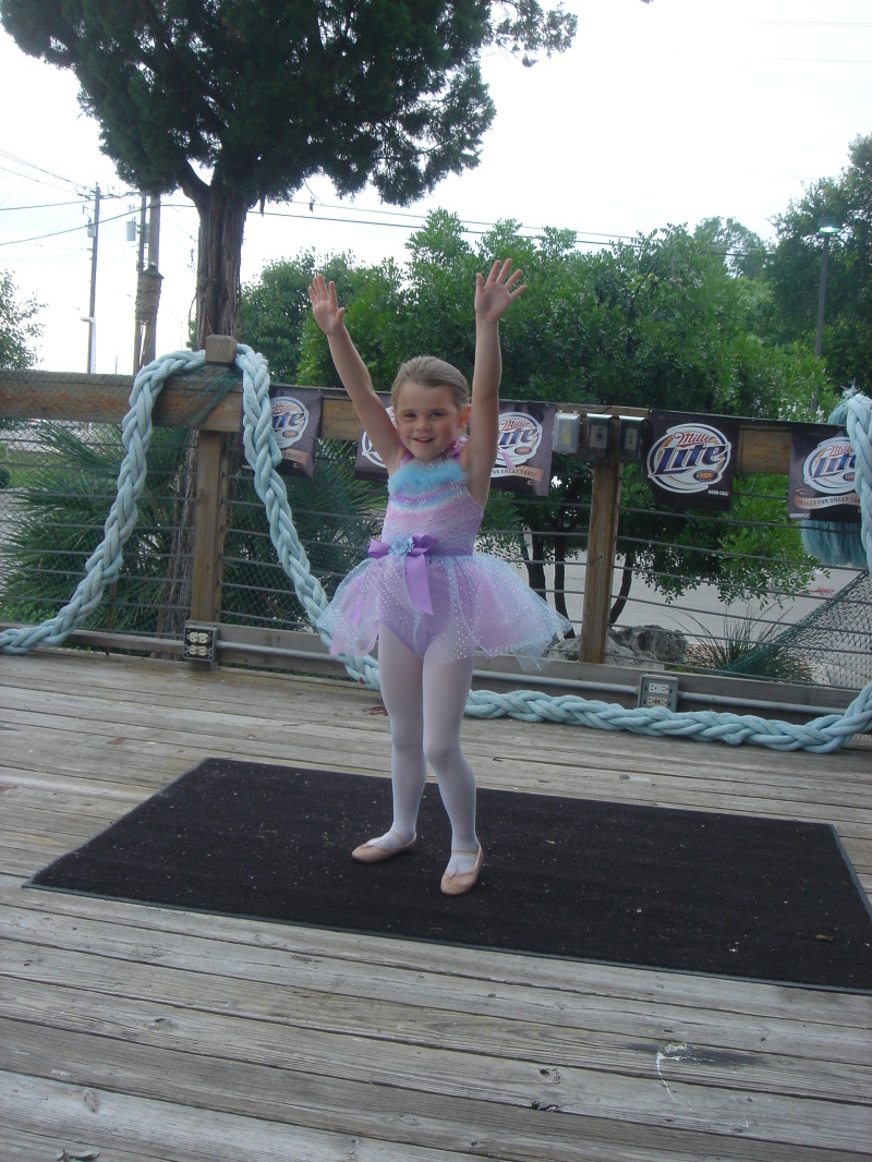 2007/05(May)/01(Kylas-Dance-Recital)/800x600_2007-05-20-11-Kyla-Recital.JPG