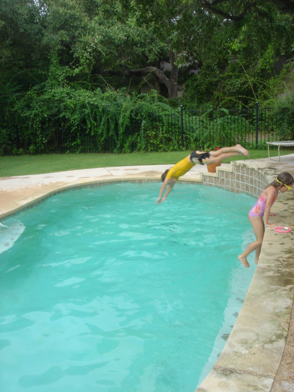 2007/07(July)/02(Vale-Kyla-Visit)/1024x768_2007-07-14-02-Rossis-Pool.JPG