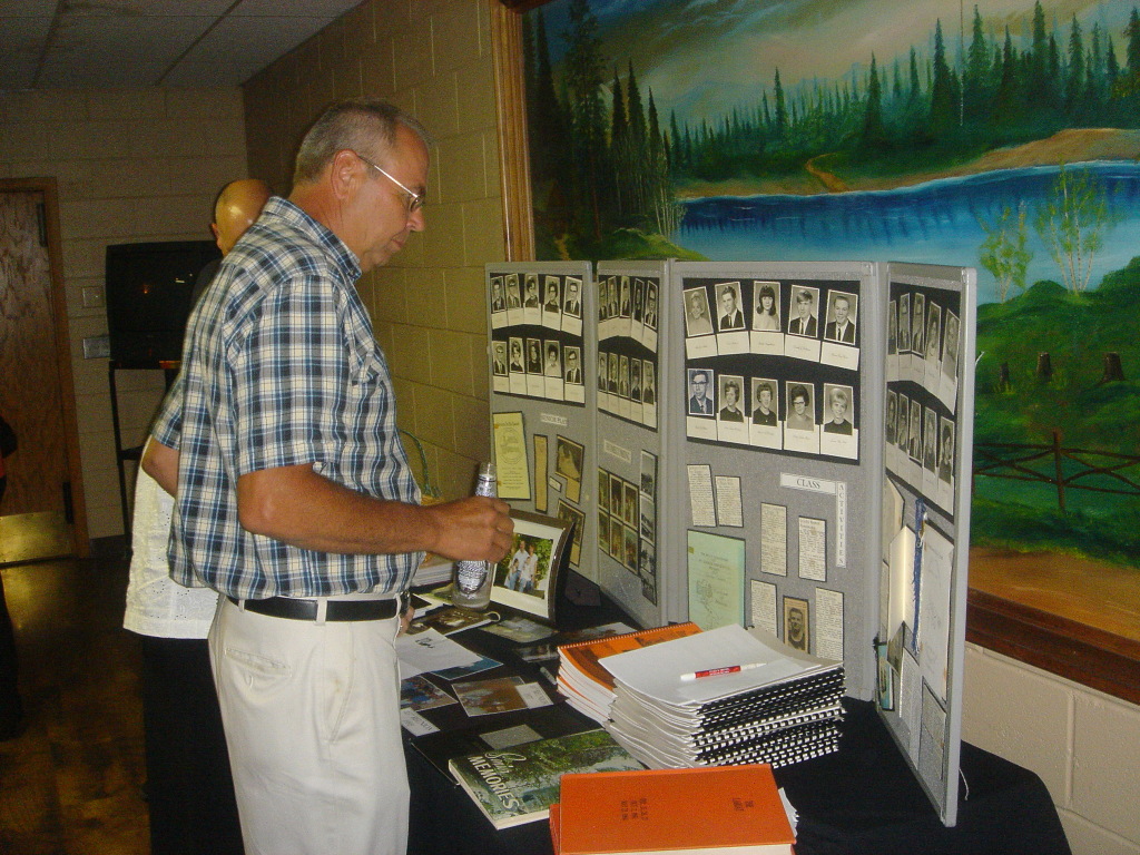 2007/08(August)/01(MVHS-Reunion)/1024x768_2007-08-05-18-Reunion-Chef-Louies.JPG