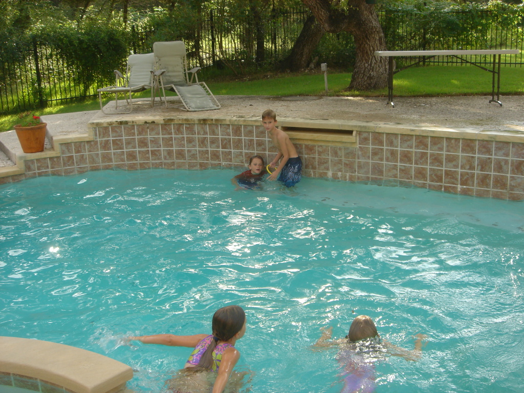 2007/08(August)/03(Rossi-Pool-Grandkids)/1024x768_2007-08-18-Grandkids-Pool-08.JPG