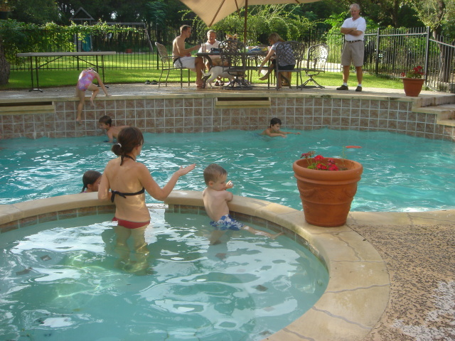 2007/08(August)/03(Rossi-Pool-Grandkids)/640x480_2007-08-18-Grandkids-Pool-05.JPG