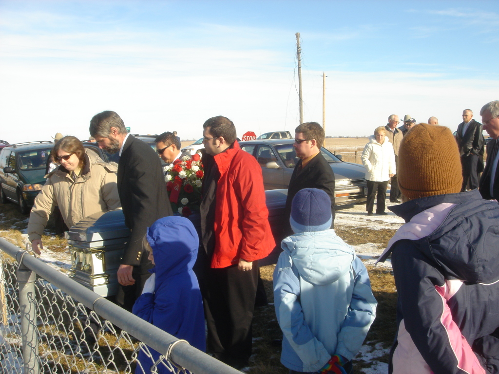 2007/12(Dec)/02(Albert-Scott-Funeral)/1024x768_2007-12-17-07-interment-Victor-Cemetery-Albert.JPG