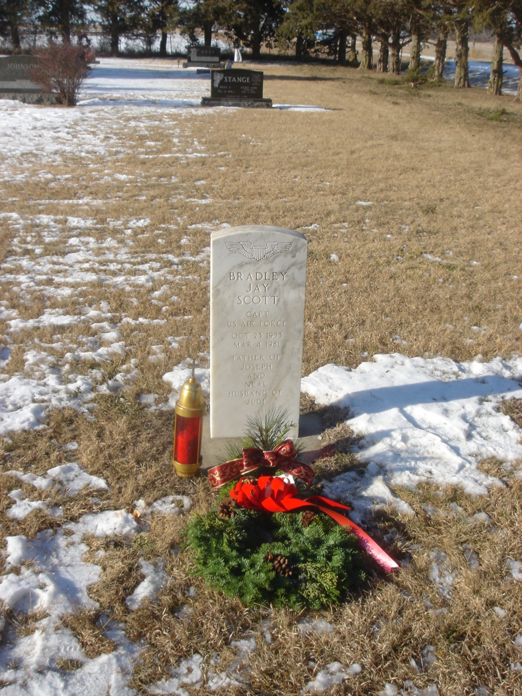 2007/12(Dec)/02(Albert-Scott-Funeral)/1024x768_2007-12-17-12-Brads-grave.JPG