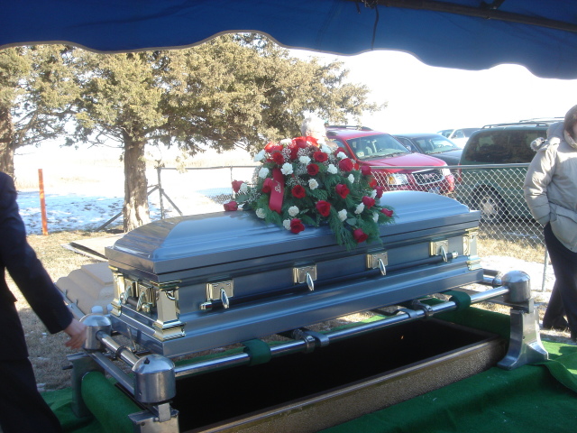 2007/12(Dec)/02(Albert-Scott-Funeral)/640x480_2007-12-17-09-interment-Victor-Cemetery-Albert.JPG
