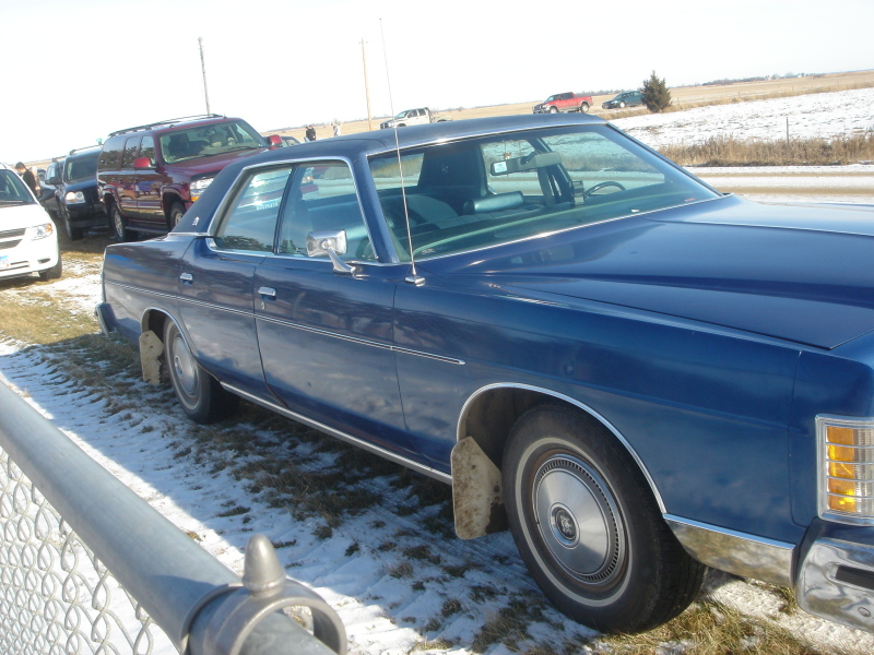 2007-12-17-00-trip-to-cemetery-Dads-Car-leading.JPG