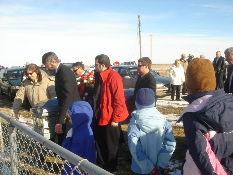 2007/12(Dec)/02(Albert-Scott-Funeral)/800x600_2007-12-17-07-interment-Victor-Cemetery-Albert.JPG