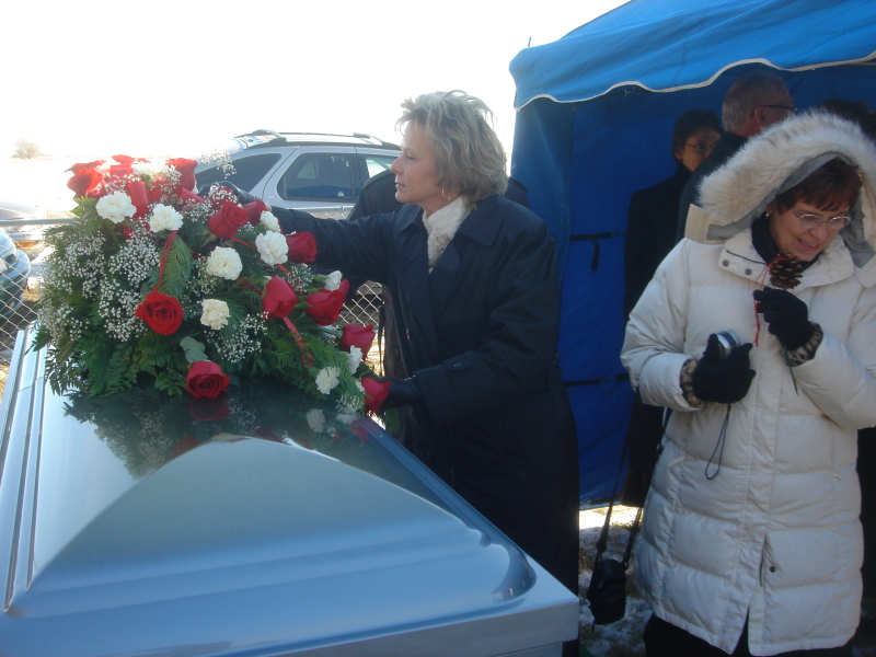 2007/12(Dec)/02(Albert-Scott-Funeral)/800x600_2007-12-17-11-interment-Victor-Cemetery-Albert.JPG