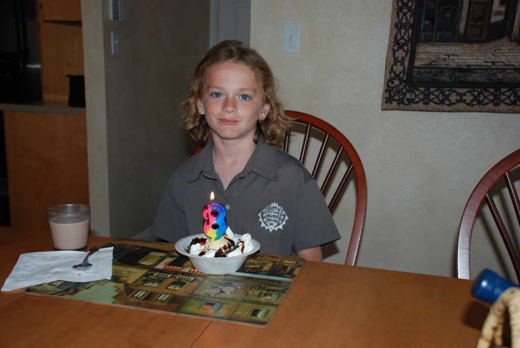 2008/03(Mar)/01(Vale-8thBD)/1024x768_2008-03-02-3-birthday-cake.JPG