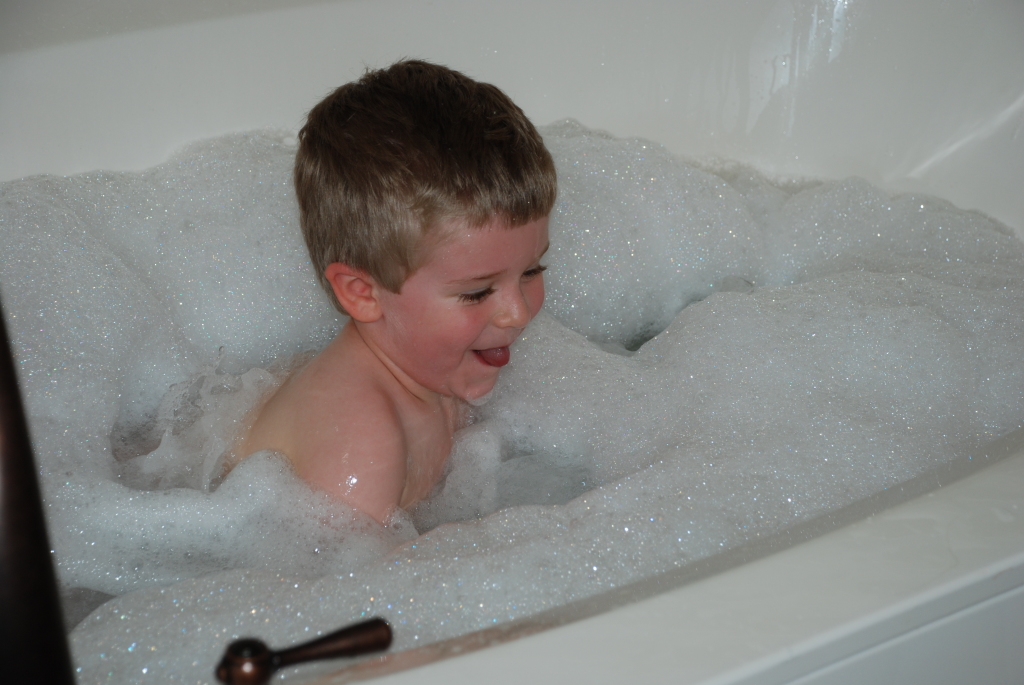 2008/04(April)/02(Ian)/1024x768_2008-04-27-01-Ian-Tub.JPG
