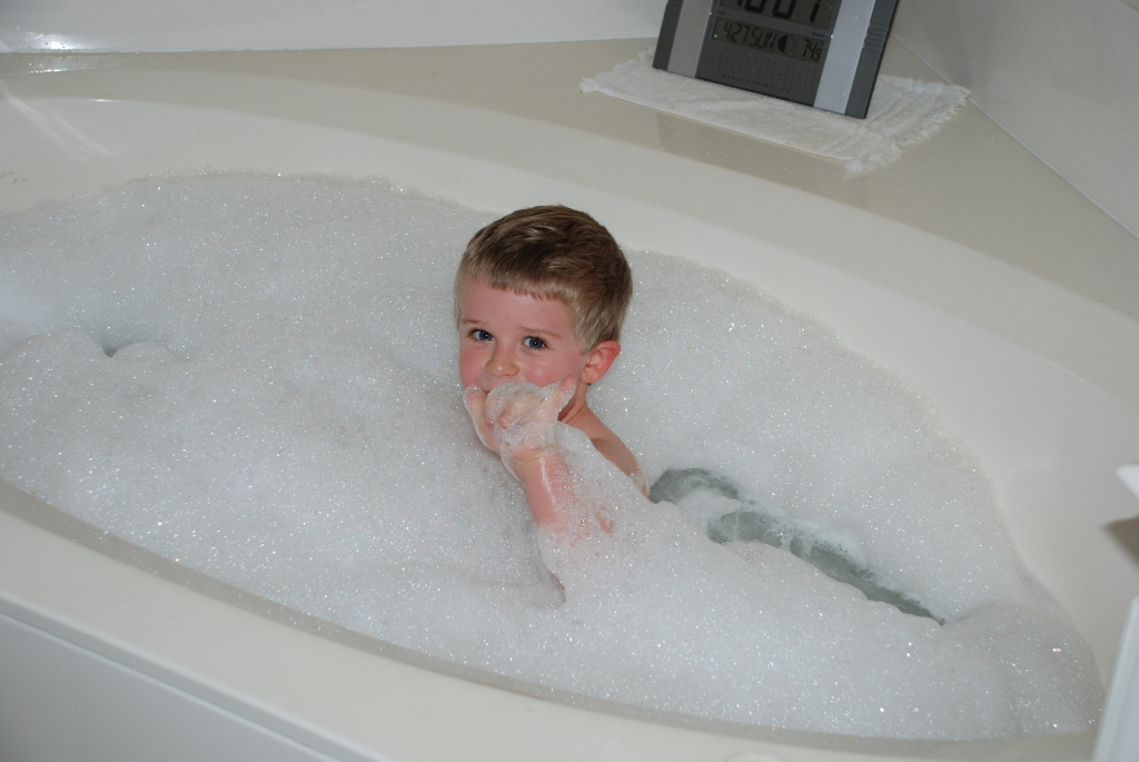 2008/04(April)/02(Ian)/1024x768_2008-04-27-04-Ian-Tub.JPG