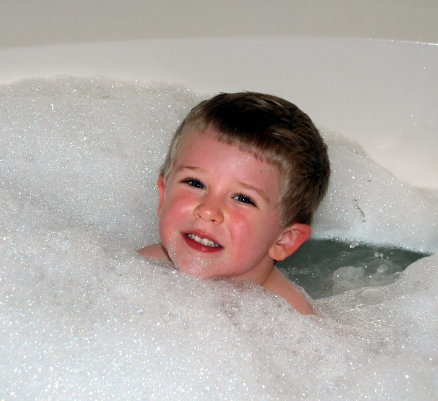 2008/04(April)/02(Ian)/640x480_2008-04-27-05-Ian-Tub.JPG