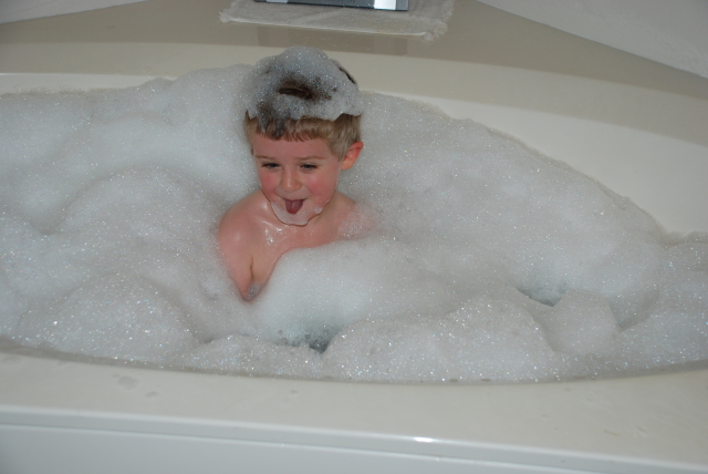 2008/04(April)/02(Ian)/640x480_2008-04-27-09-Ian-Tub.JPG