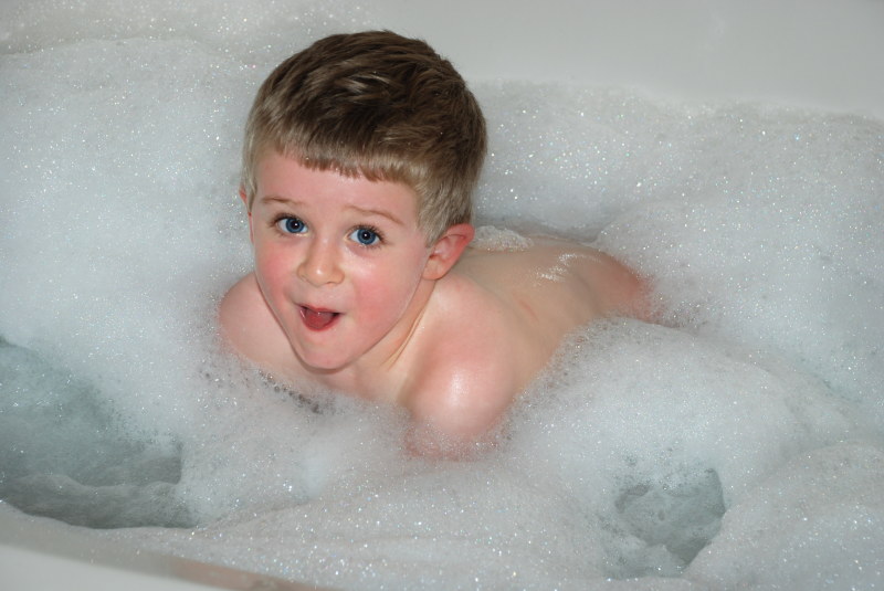 2008/04(April)/02(Ian)/800x600_2008-04-27-00-Ian-Tub.JPG