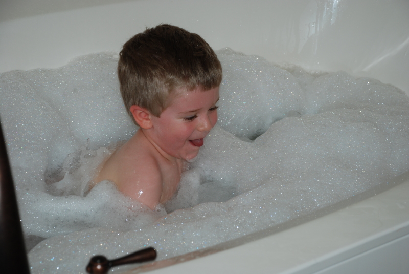 2008/04(April)/02(Ian)/800x600_2008-04-27-01-Ian-Tub.JPG