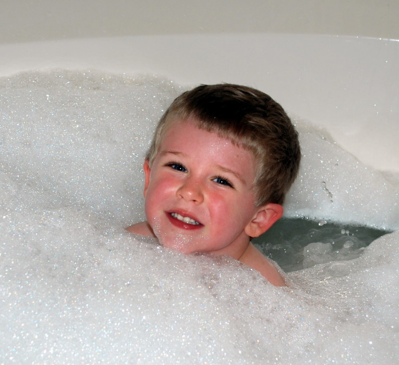 2008/04(April)/02(Ian)/800x600_2008-04-27-05-Ian-Tub.JPG