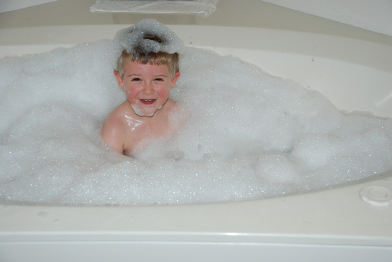 2008/04(April)/02(Ian)/800x600_2008-04-27-08-Ian-Tub.JPG
