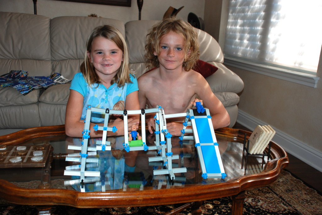 2008/09(Sep)/02(Grandkids)/1024x768_2008-09-28-08-Erector-fun.JPG