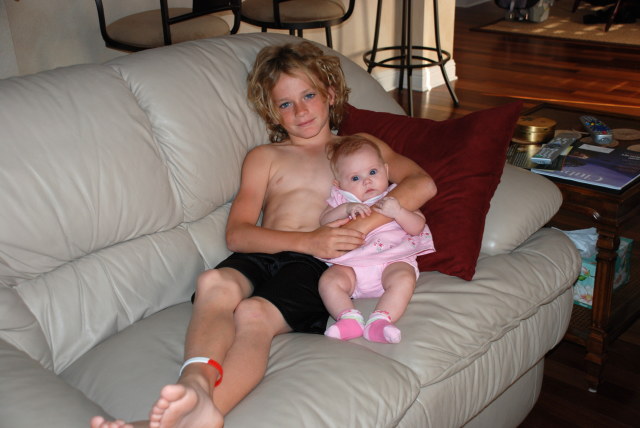 2008/09(Sep)/02(Grandkids)/640x480_2008-09-28-06-Sydney-Vale.JPG