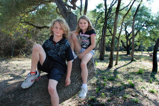 2008/09(Sep)/02(Grandkids)/640x480_2008-09-28-15-Vale-Kyla-Tree.JPG
