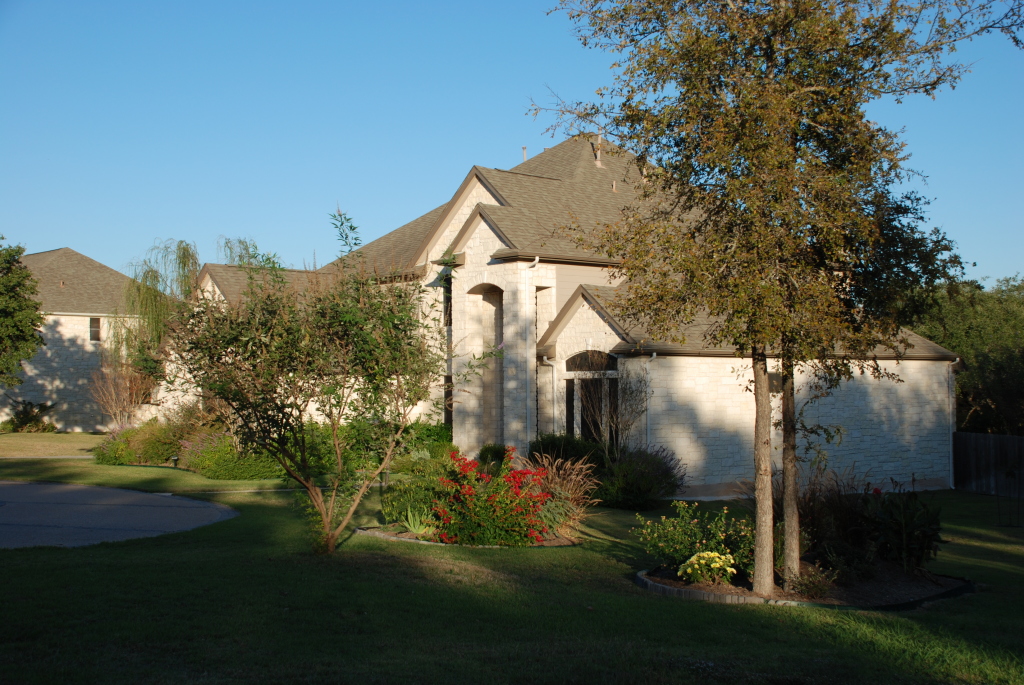2008/11(Nov)/01(Fall-Foliage)/1024x768_2008-11-frontyard-24.JPG