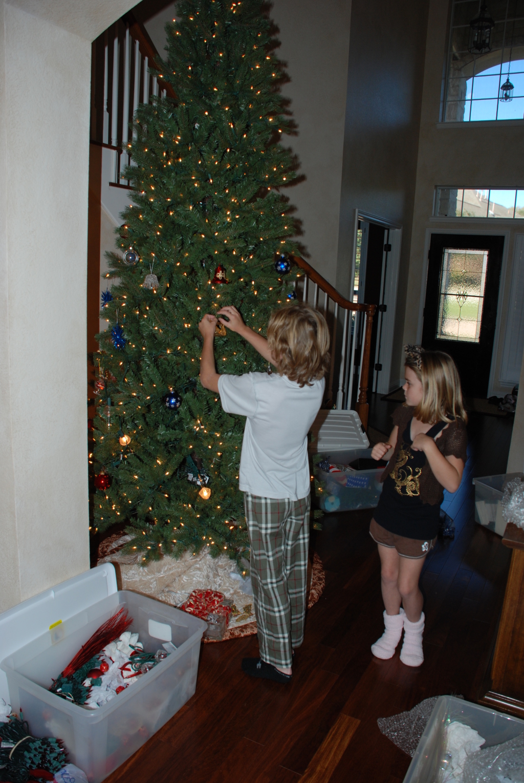 2008/11(Nov)/04(Christmas-Prep)/2008-11-16-1-Vale-Kyla-helping-Decorate.JPG