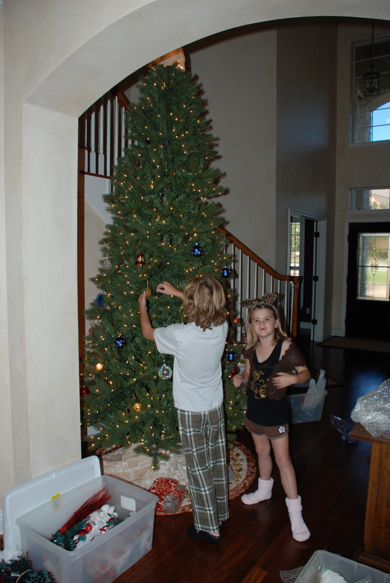 2008/11(Nov)/04(Christmas-Prep)/800x600_2008-11-16-2-Vale-Kyla-helping-Decorate.JPG