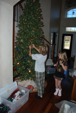 2008-11-16-1-Vale-Kyla-helping-Decorate.JPG
