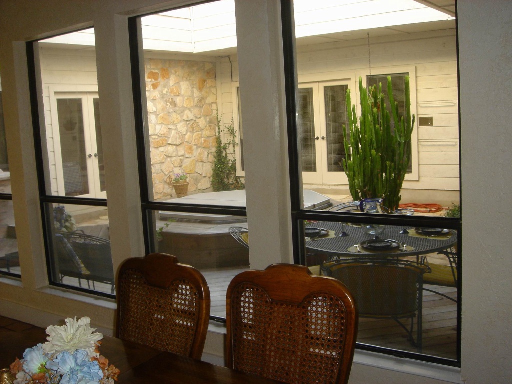 Homes/Thousand-Oaks-Cove/1024x768_3309-TOC-30-View-of-Atrium-From-Dining-RM.JPG