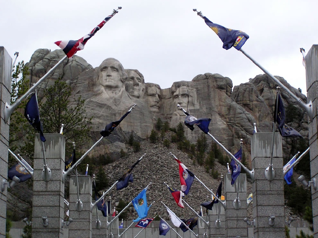 Mt-Rushmore-entrance.jpg