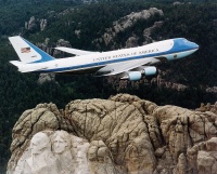 Mount-Rushmore/1280px-Air_Force_One_over_Mt__Rushmore.jpg