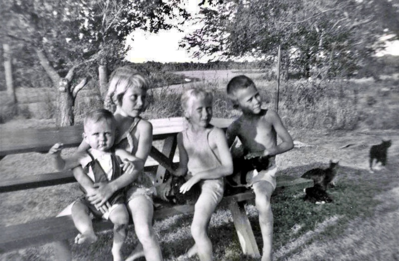 My-Life-In-A-Book/extra-pics/800x600_1954-08-1-Scott-kids.jpg