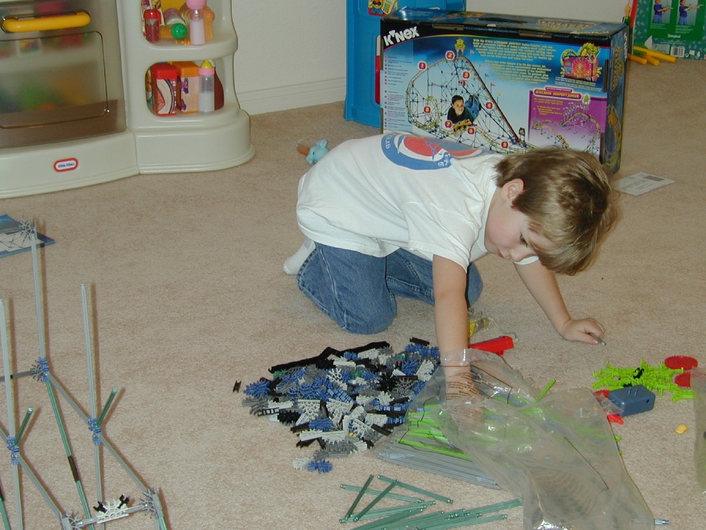 2002/12(December)/Aaron_building_roller_coaster/1024x768_DSCN0196.JPG