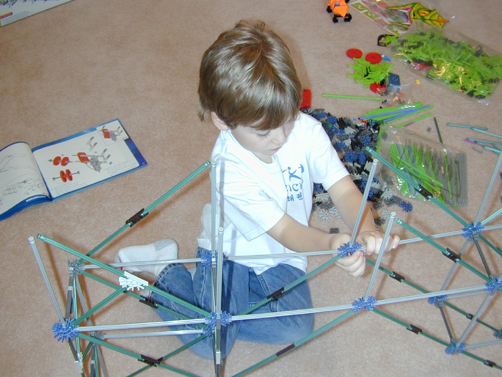 2002/12(December)/Aaron_building_roller_coaster/1024x768_DSCN0200.JPG