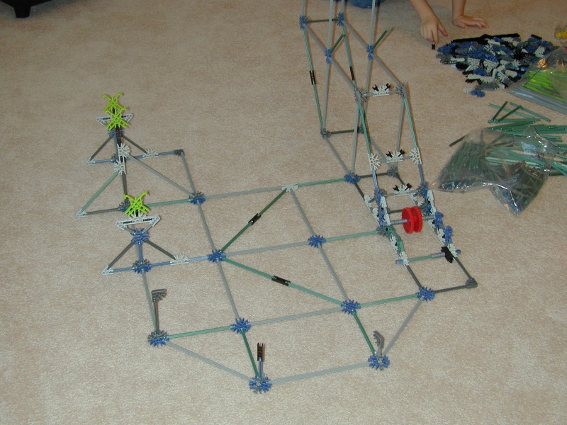 2002/12(December)/Aaron_building_roller_coaster/800x600_DSCN0195.JPG