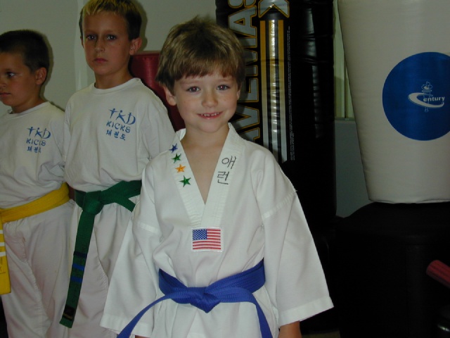 2003/08(August)/Aarons_blue_belt_presentation/640x480_DSCN0020.JPG