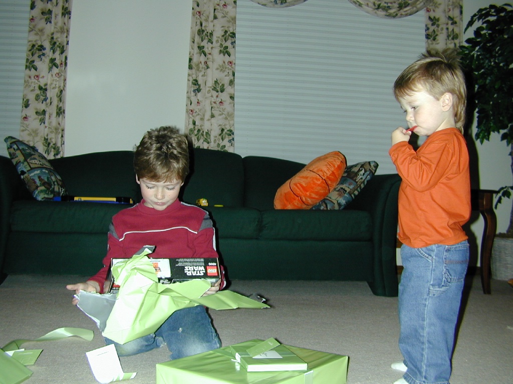 2004/12(December)/Aaron_and_Brendan_BDay_Party/1024x768_DSCN0029.JPG