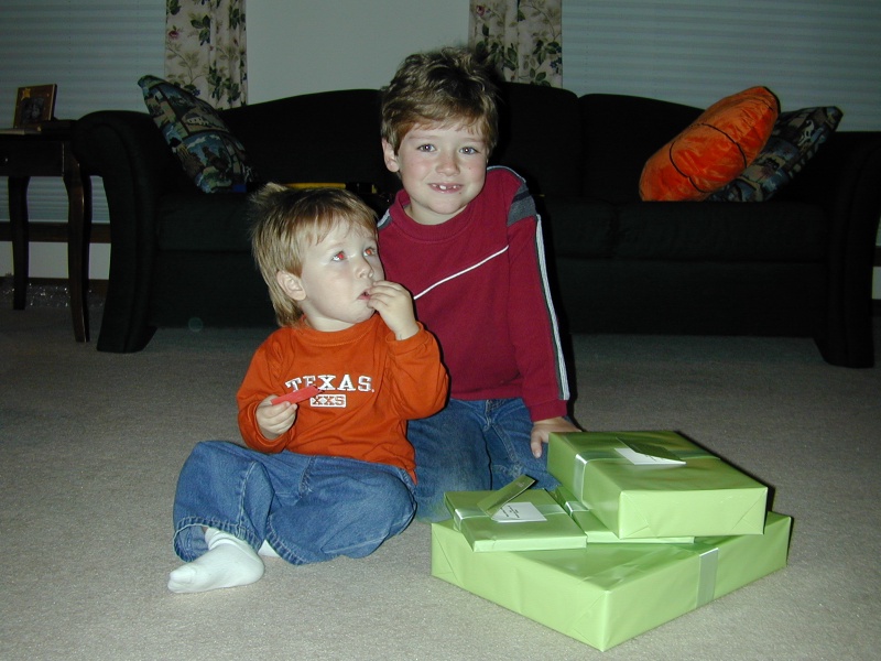 2004/12(December)/Aaron_and_Brendan_BDay_Party/800x600_DSCN0027.JPG