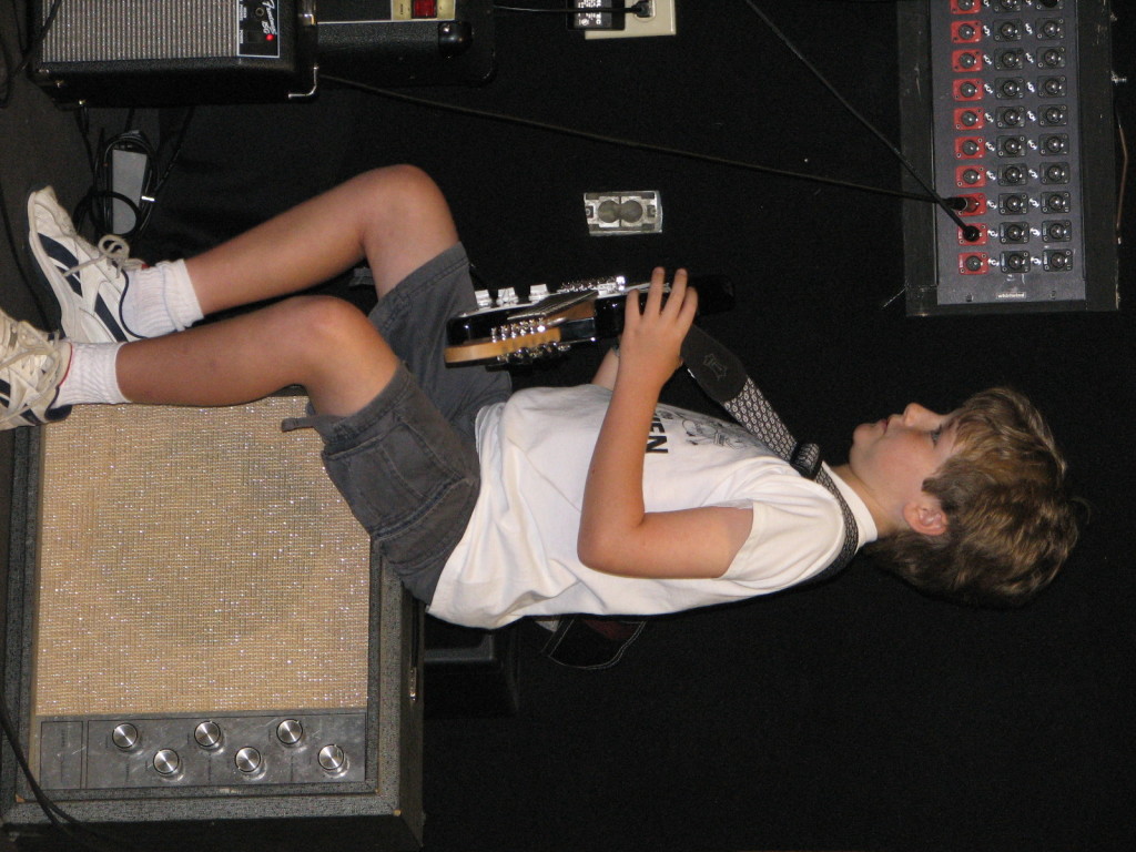 2007/06(June)/Aaron_playing_Antones/1024x768_IMG_0849.JPG