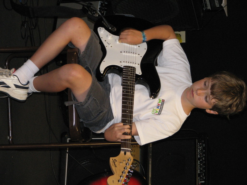 2007/06(June)/Aaron_playing_Antones/800x600_IMG_0831.JPG