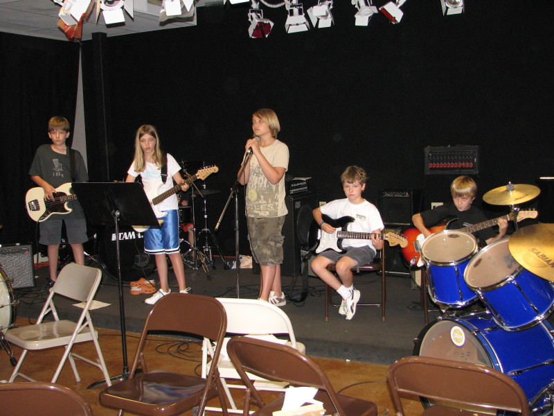 2007/06(June)/Aaron_playing_Antones/800x600_IMG_0832.JPG