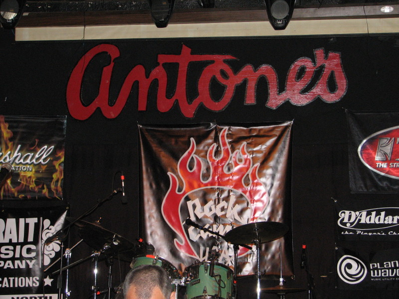 2007/06(June)/Aaron_playing_Antones/800x600_IMG_0856.JPG