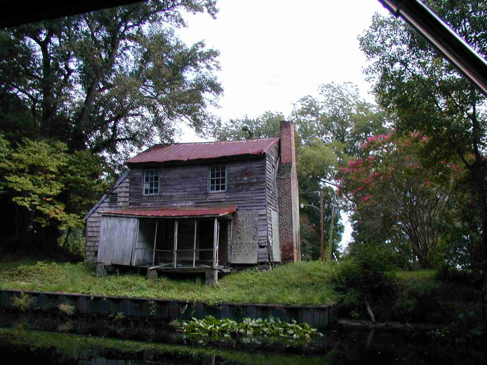 5_-_Old_house_in_Dismal_Swamp.JPG