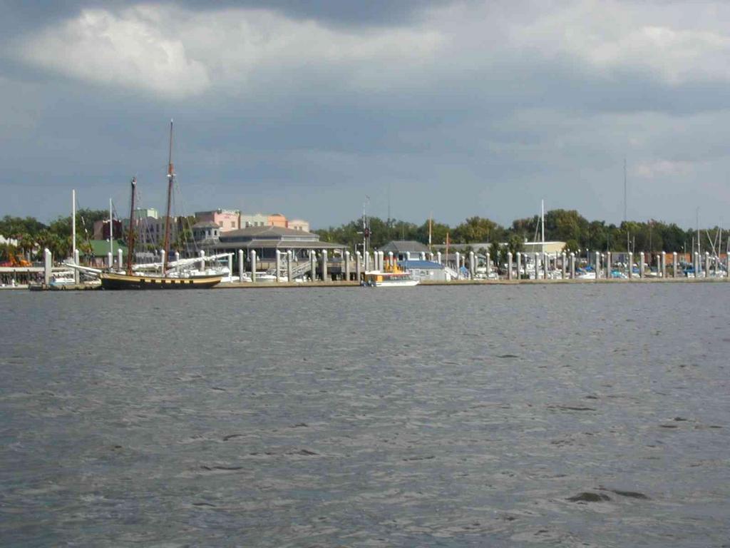 0ErinsChild/08(August)/Disk1/1024x768_2_Fernandina_beach_marina.JPG