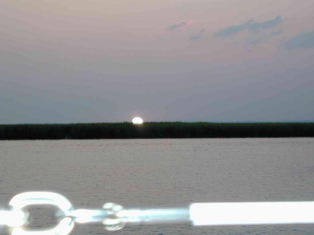 0ErinsChild/08(August)/Disk1/1024x768_7_Sunset_in_the_Awendon_River.JPG
