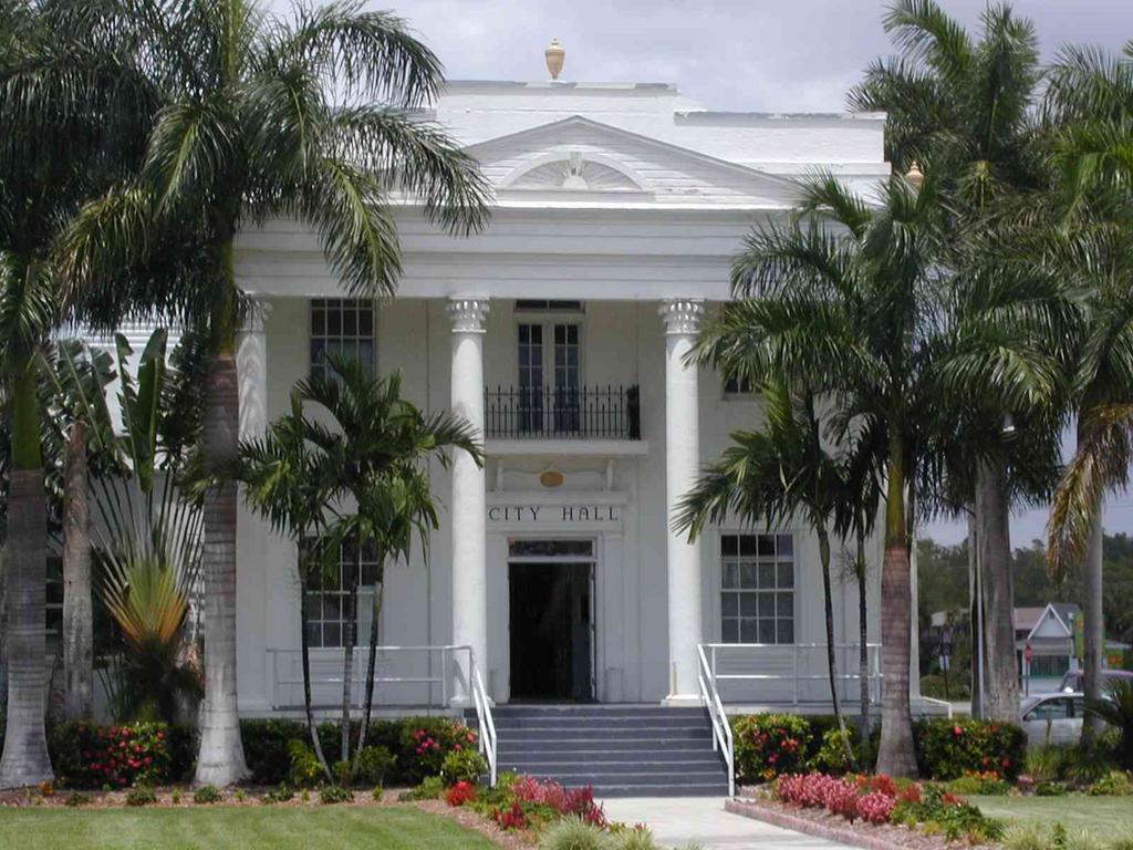 0ErinsChild/08(August)/Disk1/1024x768_Everglades_City_Hall.JPG