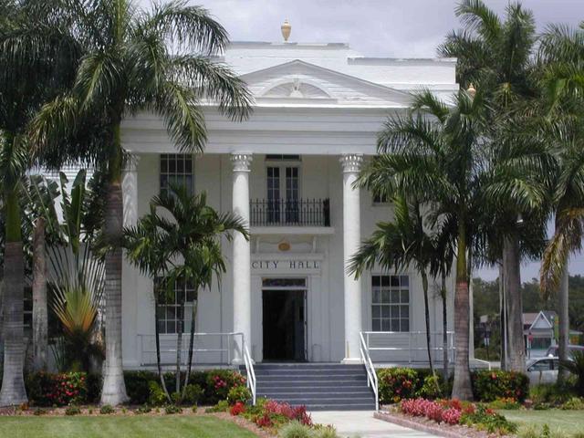 0ErinsChild/08(August)/Disk1/640x480_Everglades_City_Hall.JPG